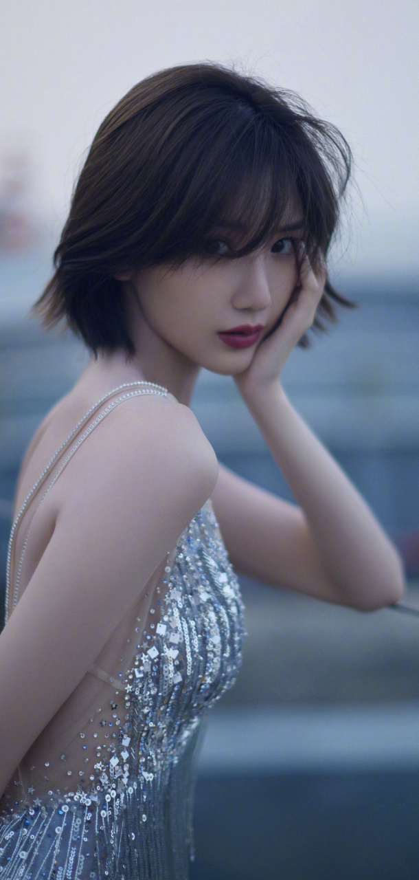 毛晓彤深v吊带裙写真[鲜花]