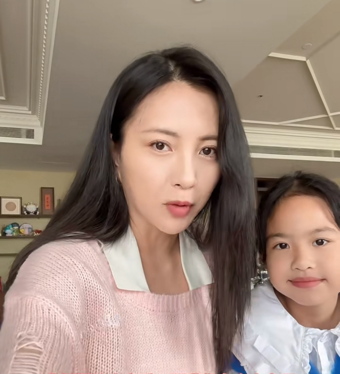包贝尔女儿近照,她和妈妈包文婧出镜录视频,母女俩是闺蜜相处的模式