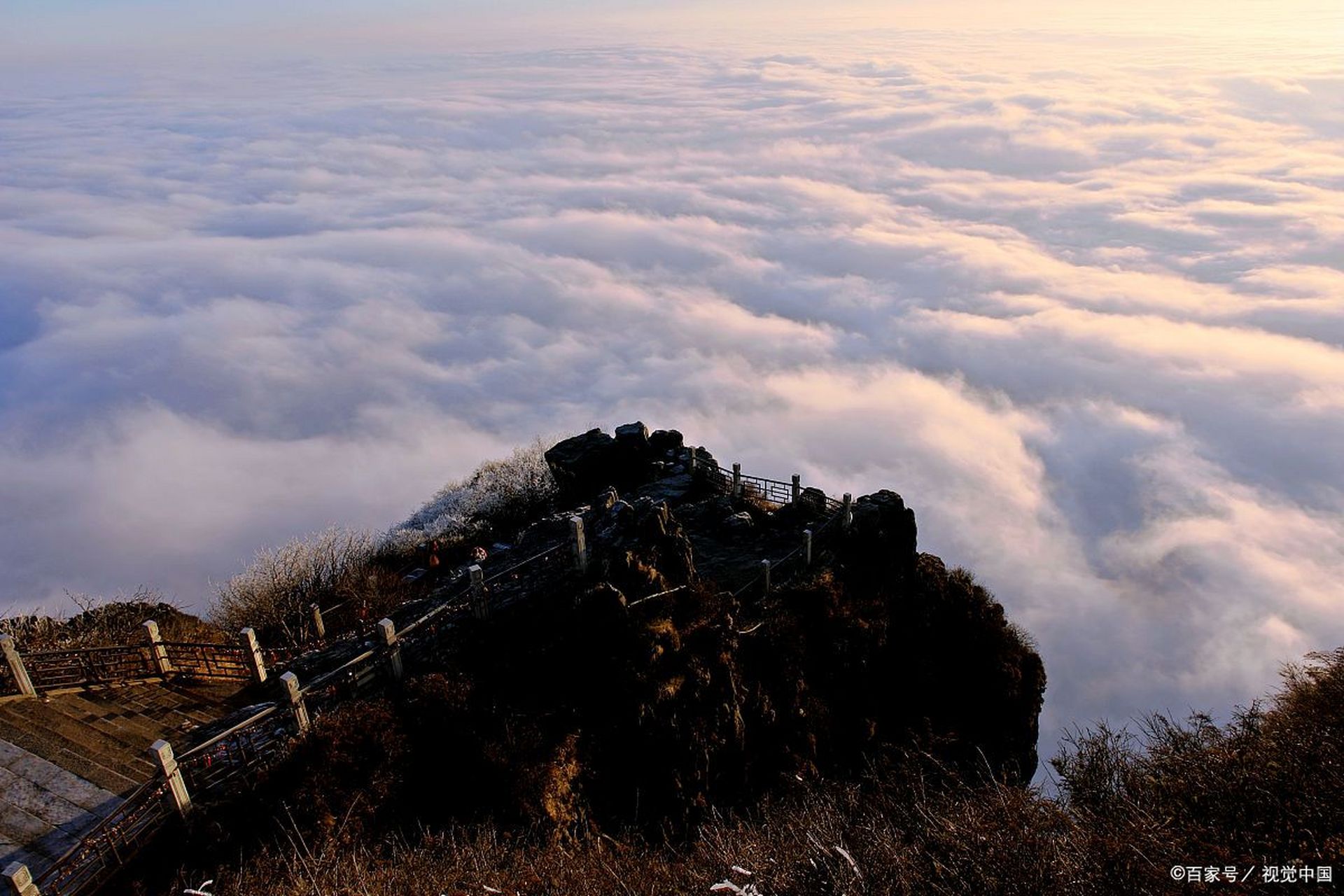 峨眉山顶观云海,气象万千云海间.