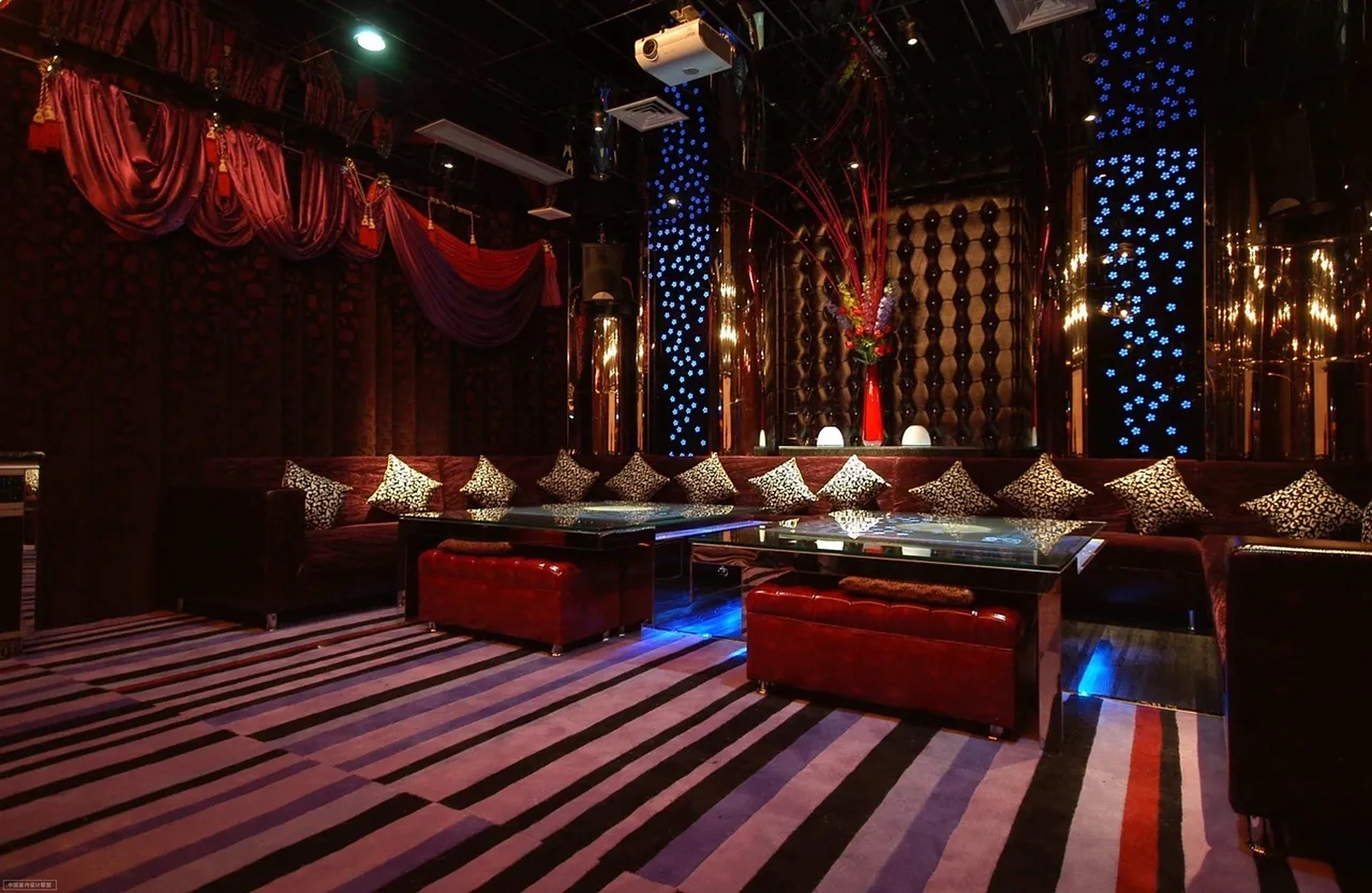 广州的一名女子和自己的闺蜜到ktv玩,中间看到一个帅气的男服务员为其