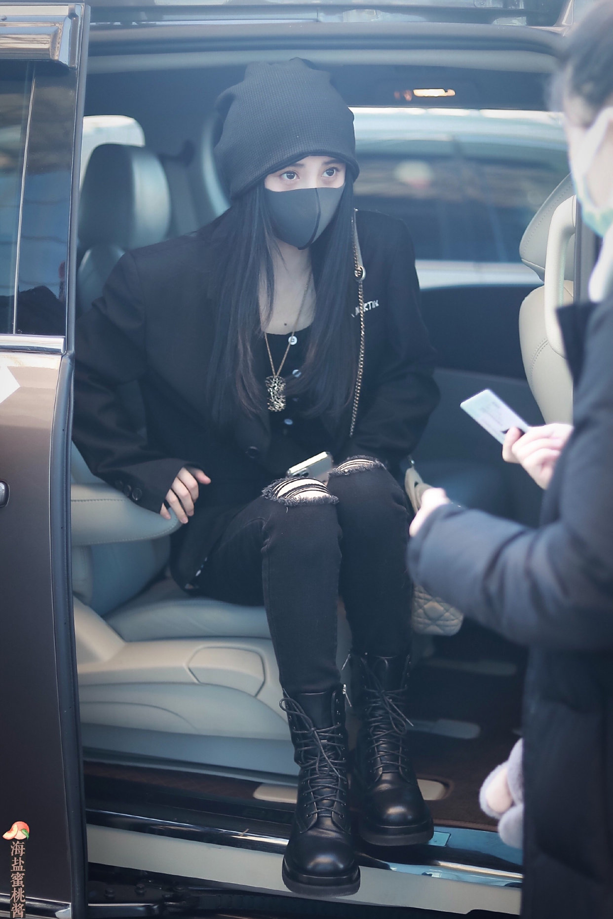 鞠婧祎机场街拍分享,戴着口罩露出漂亮大眼睛,楚楚动人