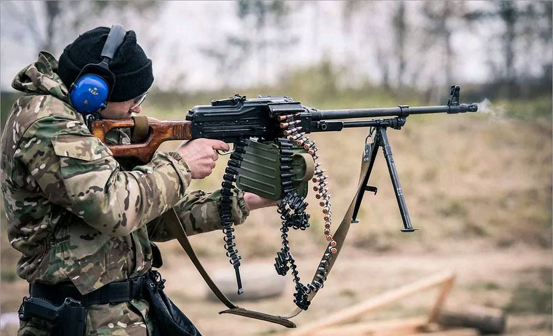 pk通用机枪带02有很强的ak-47步枪的设计风格,实际上它正是