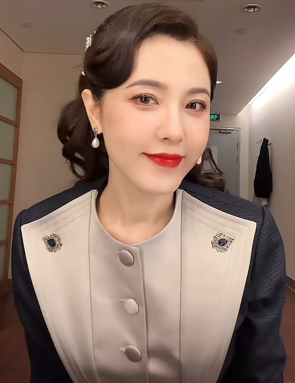 曾黎演话剧在休息室自拍,中式发型尽显婉约气质,穿的