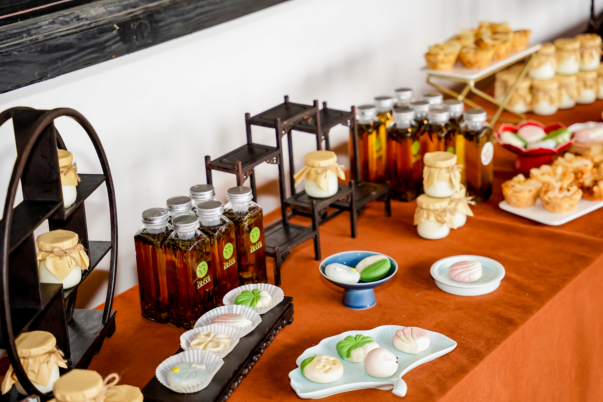 江南的茶点造型精巧,口味清淡而回味悠长,以各种糕,酥,菓,团子为主,加