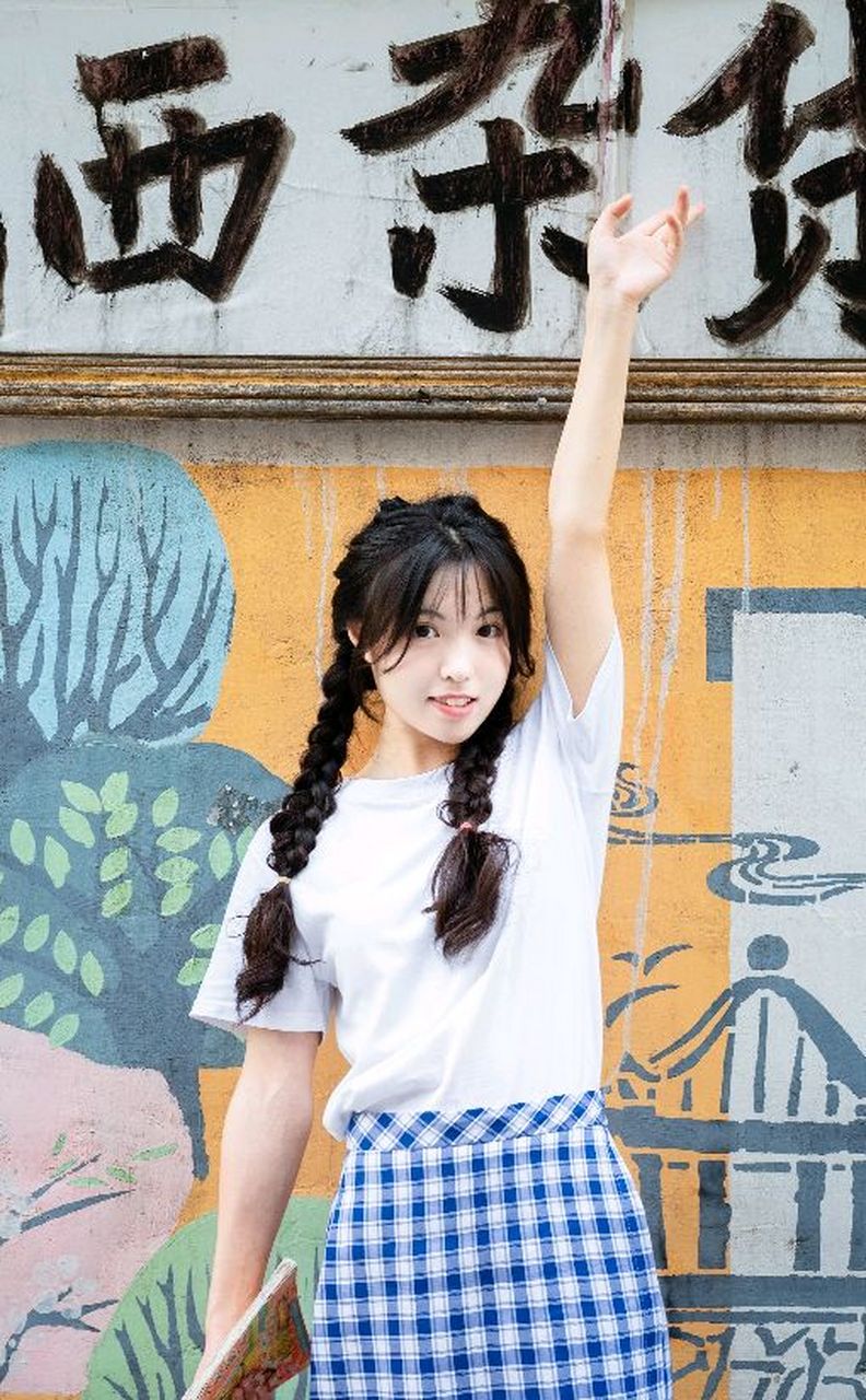 梳着两个大辫子的模特兔牙蛇蛇 人不可貌相啊!#梅梅爱美女