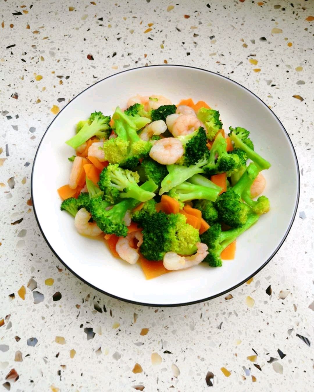 西兰花胡萝卜炒虾仁,一盘菜得到孩子们的一致好评