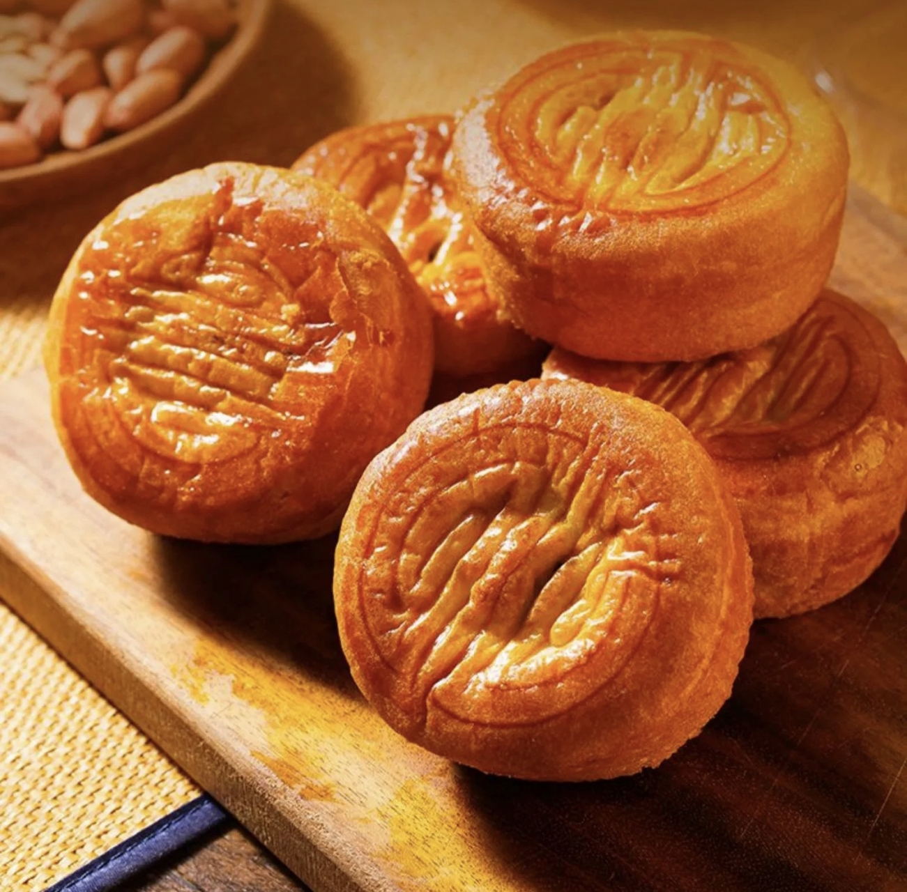 蛋月烧月饼又名蛋皮月饼,是一种将适量鸡蛋加入月饼饼皮制作而成的