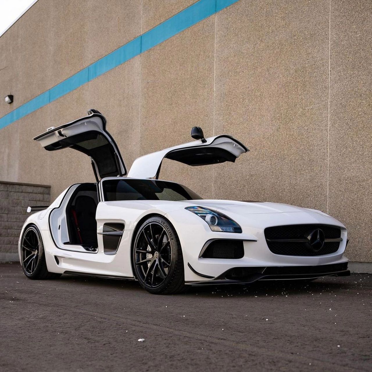 奔驰sls级amg是德国豪华汽车制造商奔驰生产的一款高性能跑车,于2010