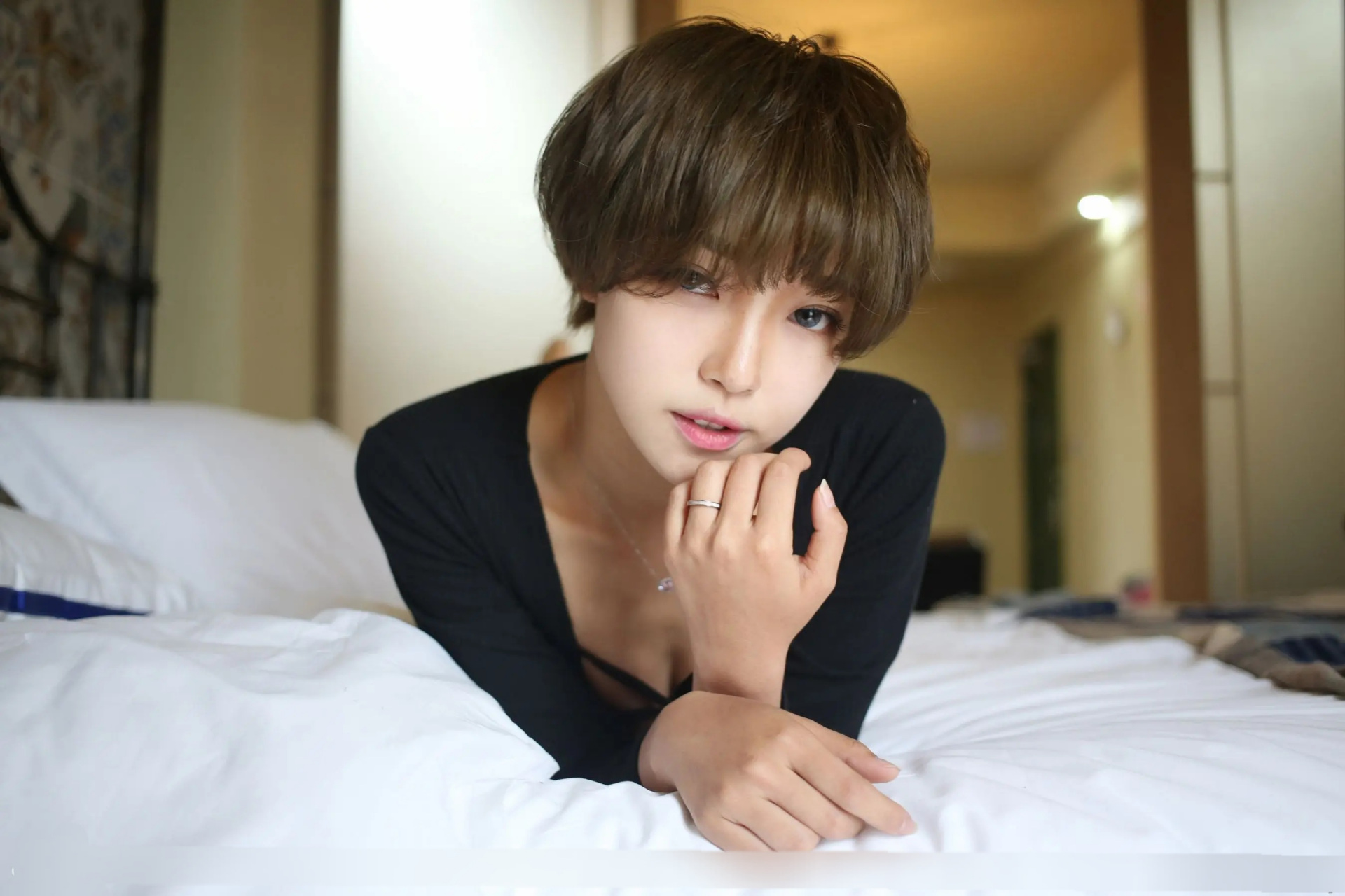 哪种姿势更显气质呢?-冯木木