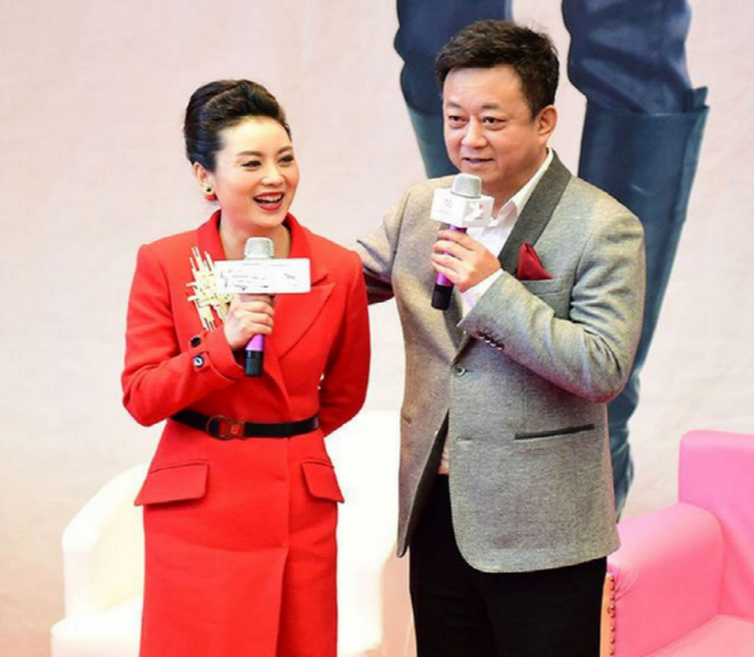 朱军的发妻谭梅与朱军一同共度几十年风雨,生活幸福美满,52岁的高龄