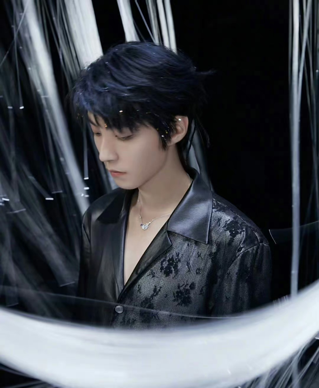 王俊凯头戴精巧的王冠,简直就是一个活脱脱的王子,彩色的头发也好适合