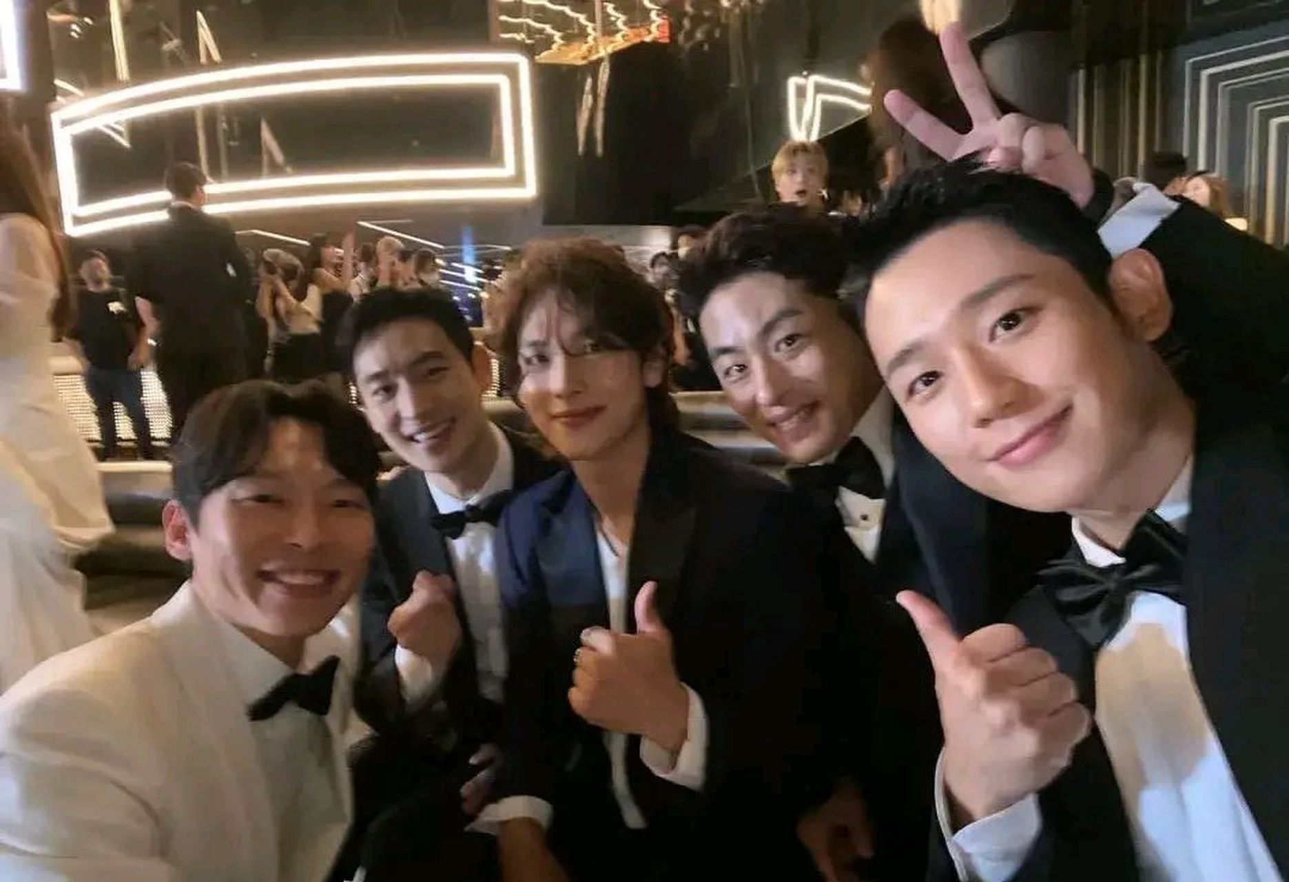 演员丁海寅在自己的instagram上公开了与演员李帝勋,任时完,具教焕,杨