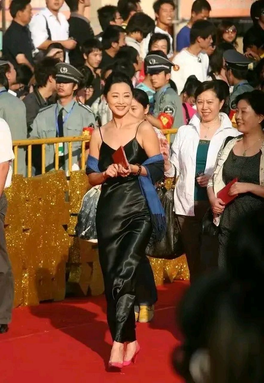 张若昀继母刘蓓,170的身高穿真丝吊带裙,踩粉色高跟鞋精致又优雅,完全