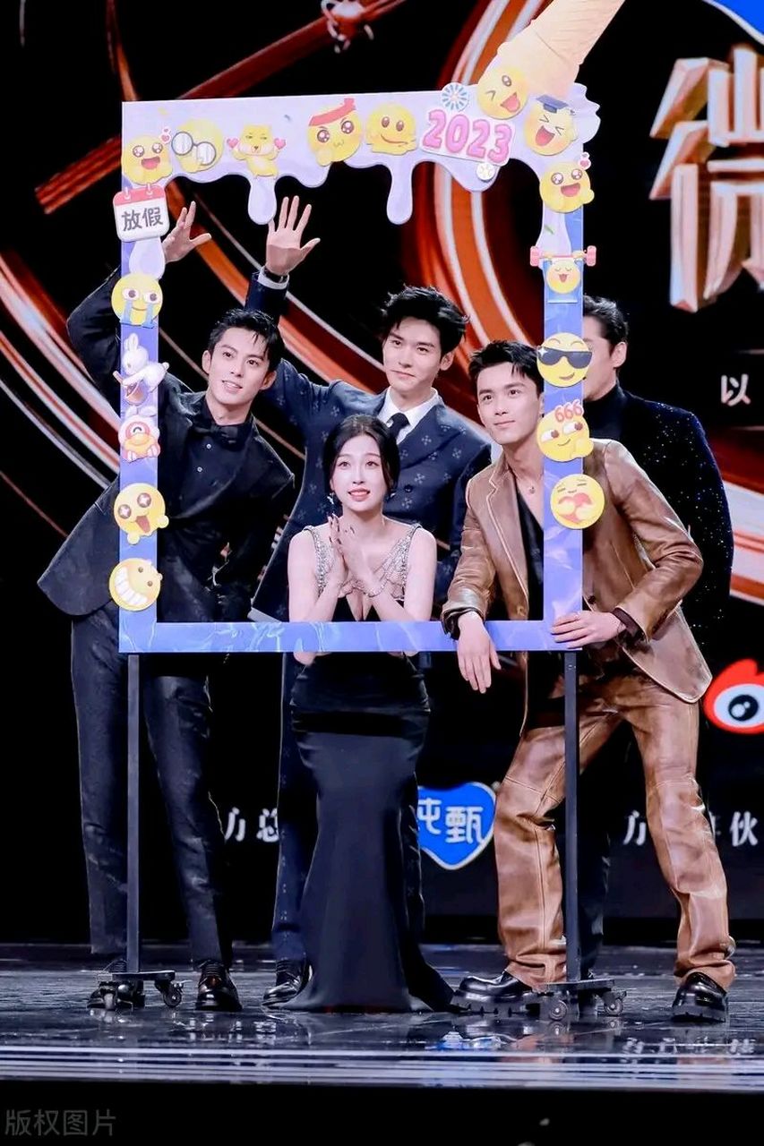 胡歌和王鹤棣还有虞书欣以及吴磊一起亮相微博之夜,极为同框的时候真