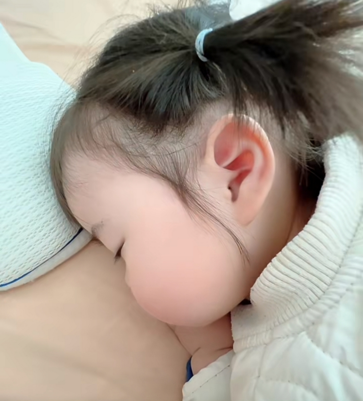 这小女孩胖嘟嘟的好可爱呀!