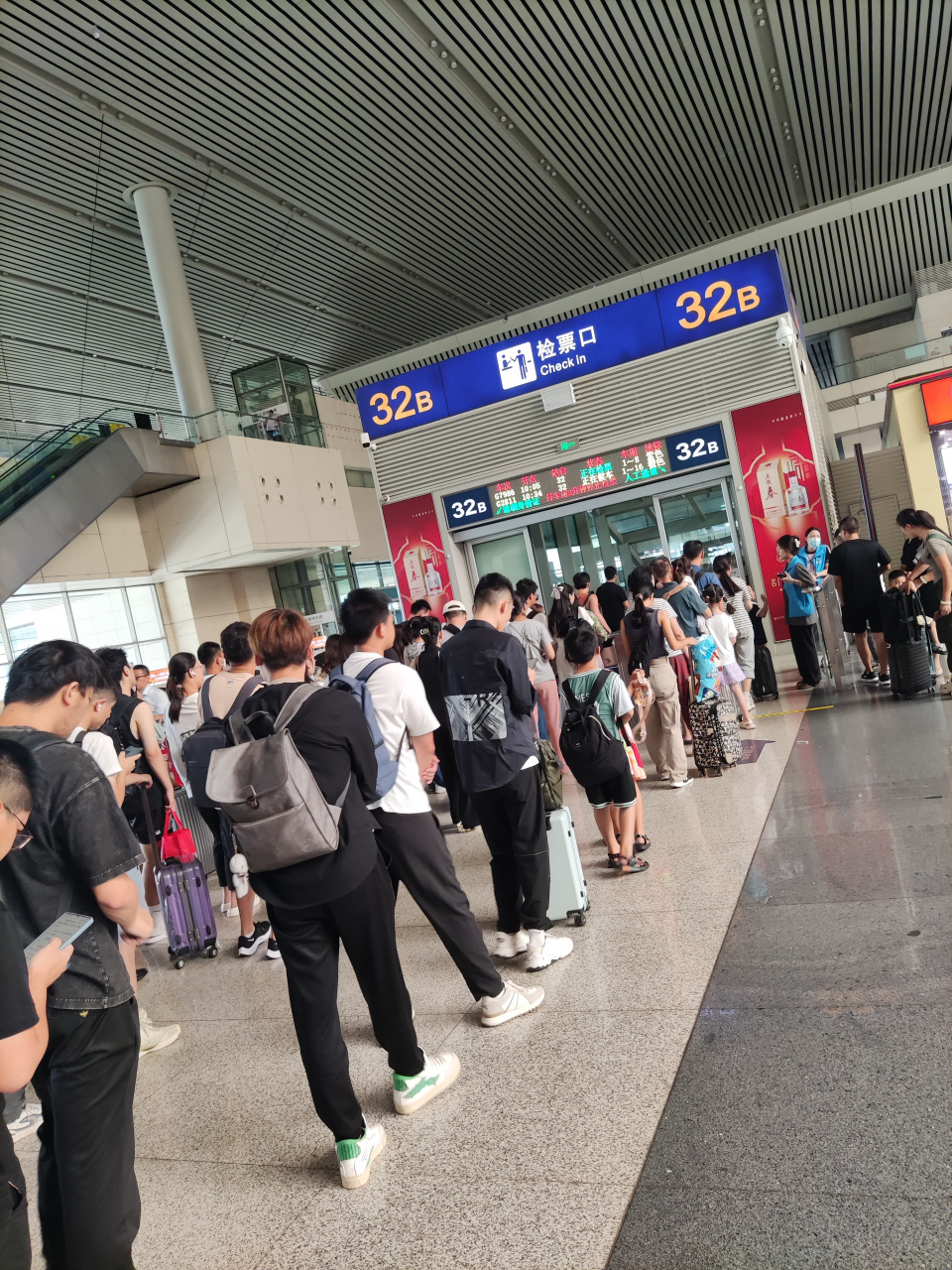 就说郑州东站大不大吧,从地铁五号线出来到32检票口走了13分钟,特等站