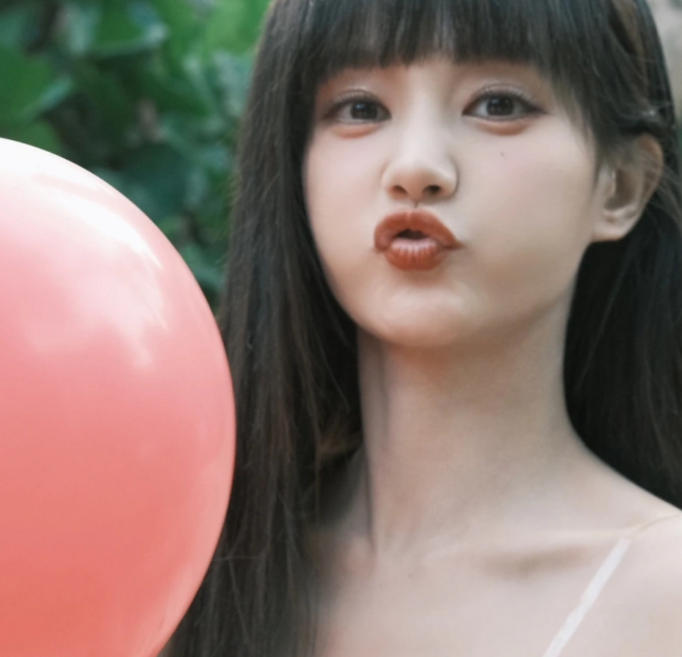 李一桐在海边度假气质真甜,她新换的发型十分减龄,整个人散发着邻家