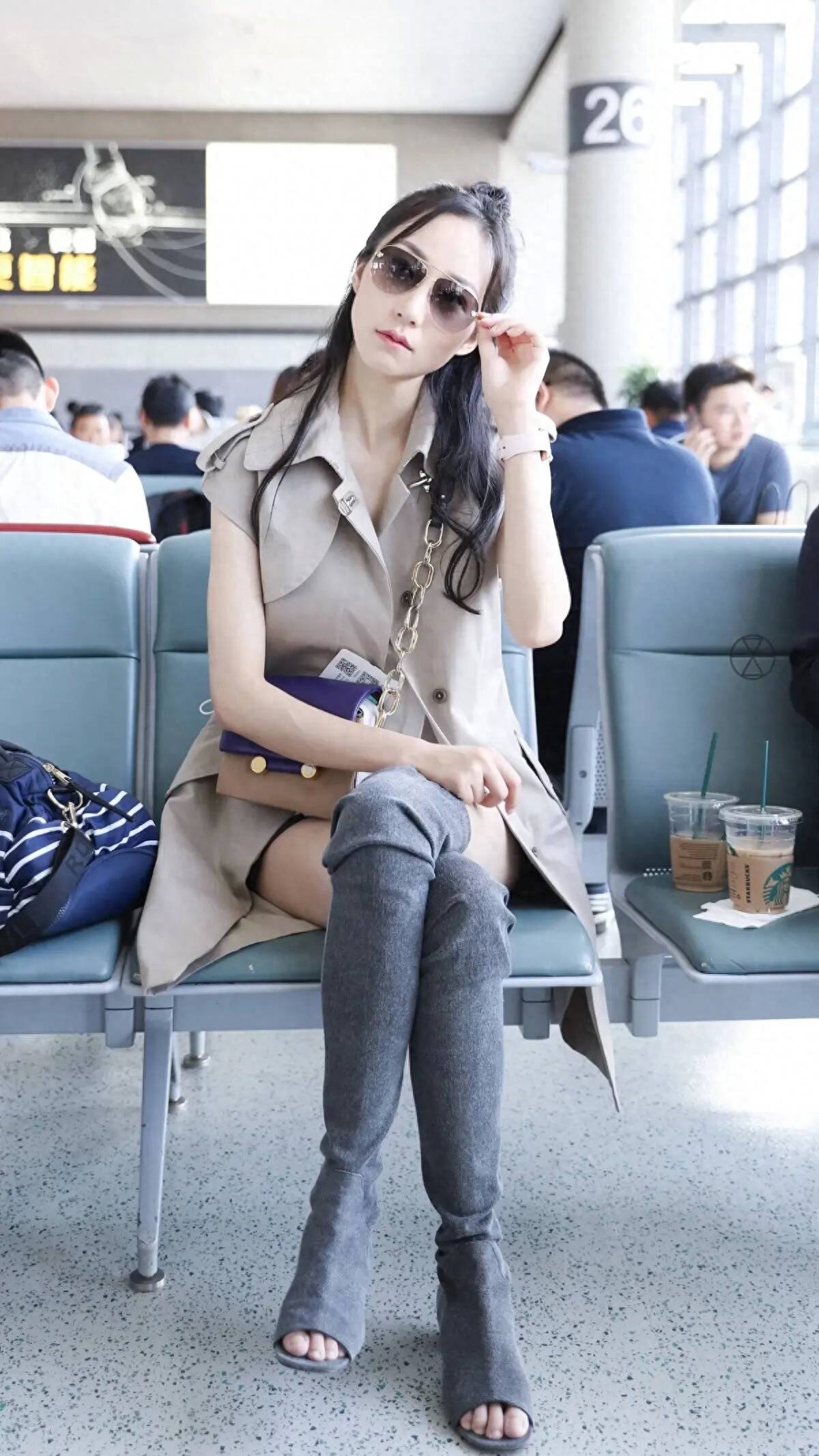 韩雪终于放开了,穿无袖风衣配露趾长靴,潮流感一般人学不来