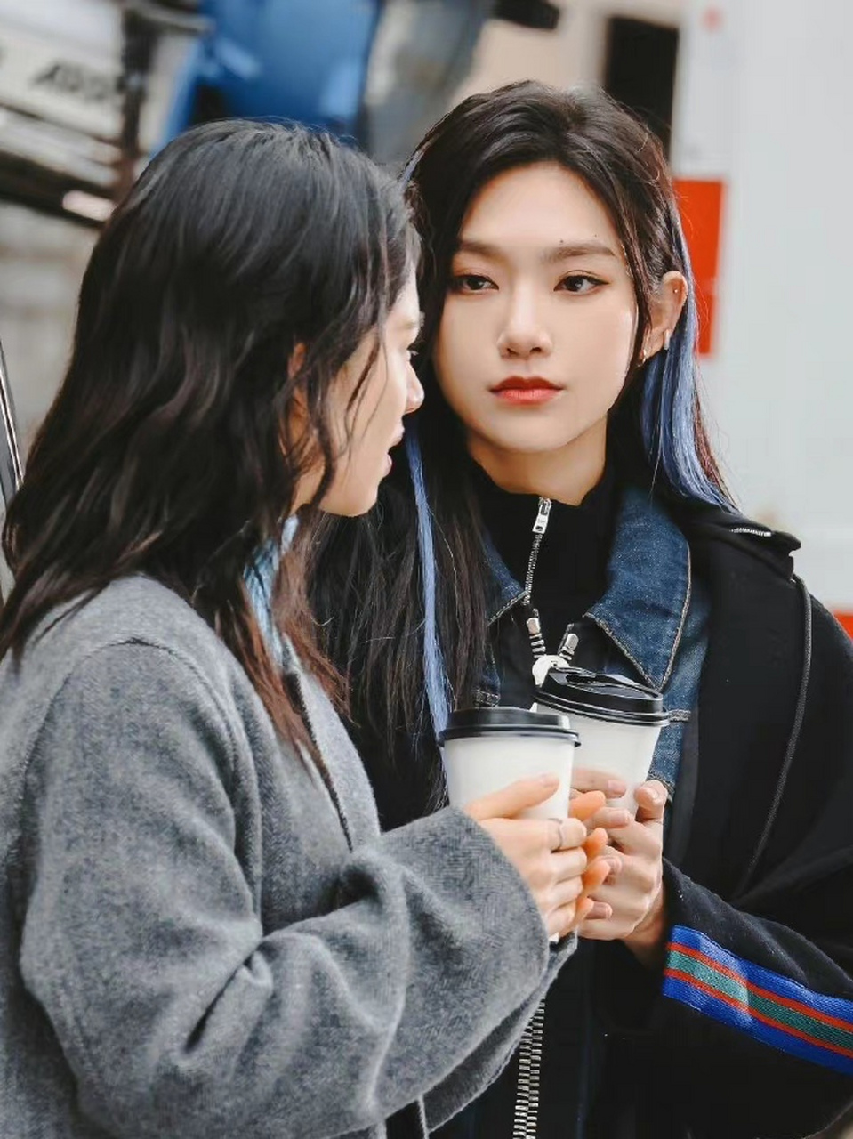 曾可妮把张婧仪搂进羽绒服里,她可能是怕张婧仪会冷,解开羽绒服俩人抱