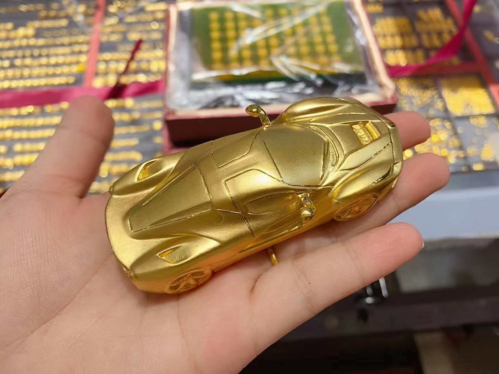 男人都拒绝不了的跑车,那么黄金跑车呢?