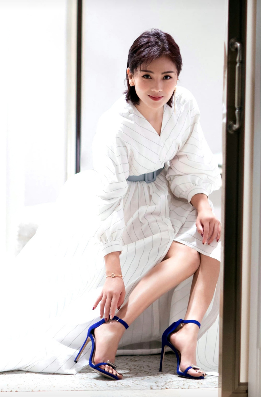 刘涛,深蓝色的高跟鞋,搭配她那白皙的胖脚丫,真是非常养眼