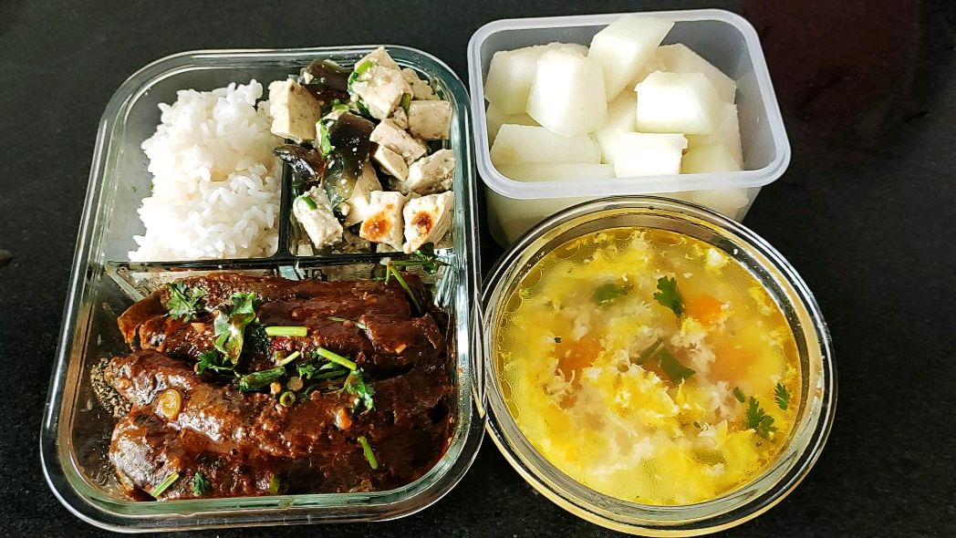 给老婆送午餐的第二十一天,酱泥鳅和松花蛋拌豆腐,超好吃