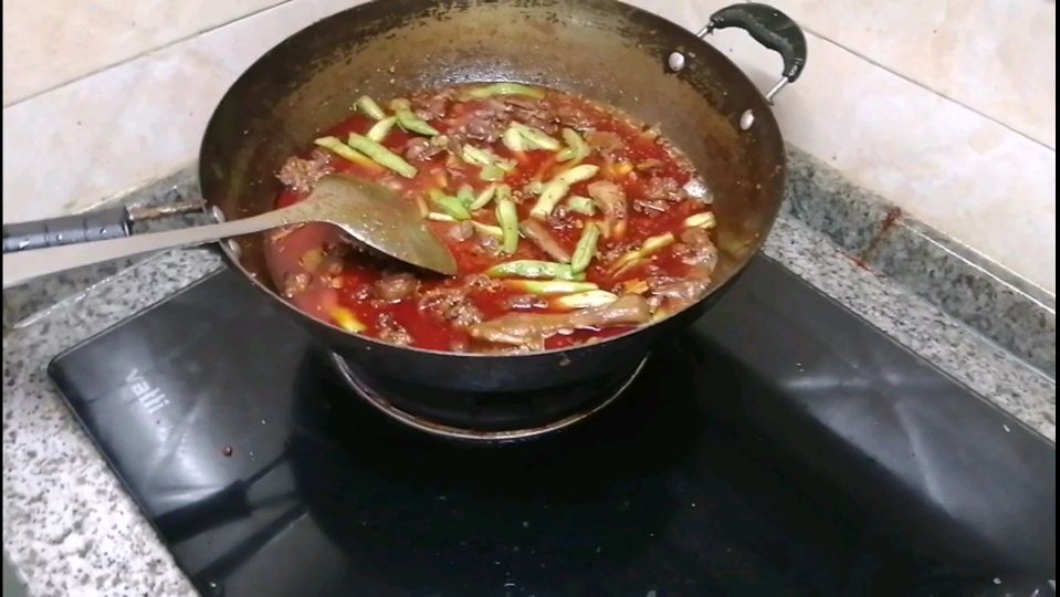 今天做了红烧鹅,全家一起吃幸福