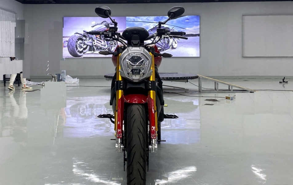 来自国产的爵士捷dx650,机械感十足,号称"大魔鬼"