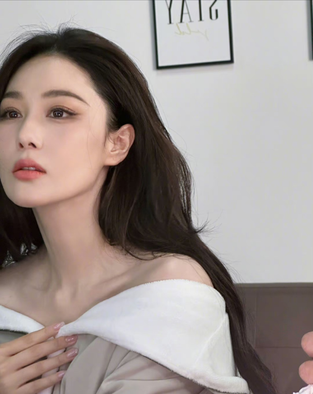 张馨予你的妆容太美了,你的大眼睛好治愈啊,你的锁骨配你的长发那简直
