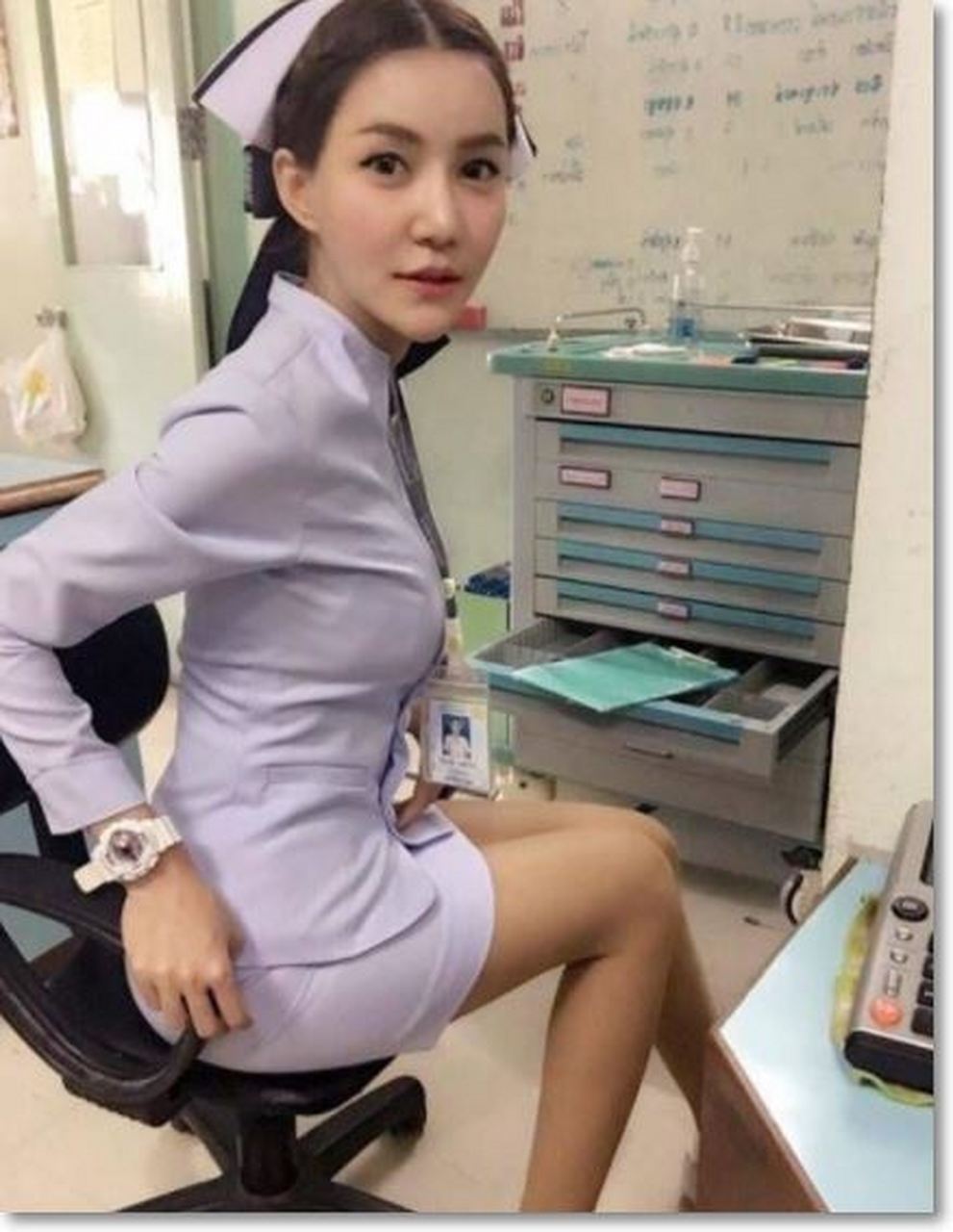 肤白貌美的乡村女医生陈清扬,自从丈夫进牢房后,村里就有很多精壮男人