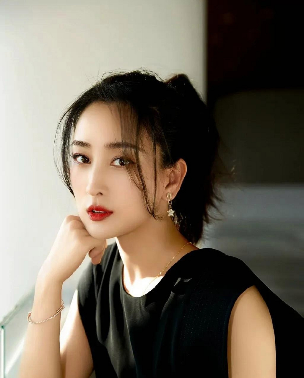 马苏在社交平台上分享了自己的一组写直美照.