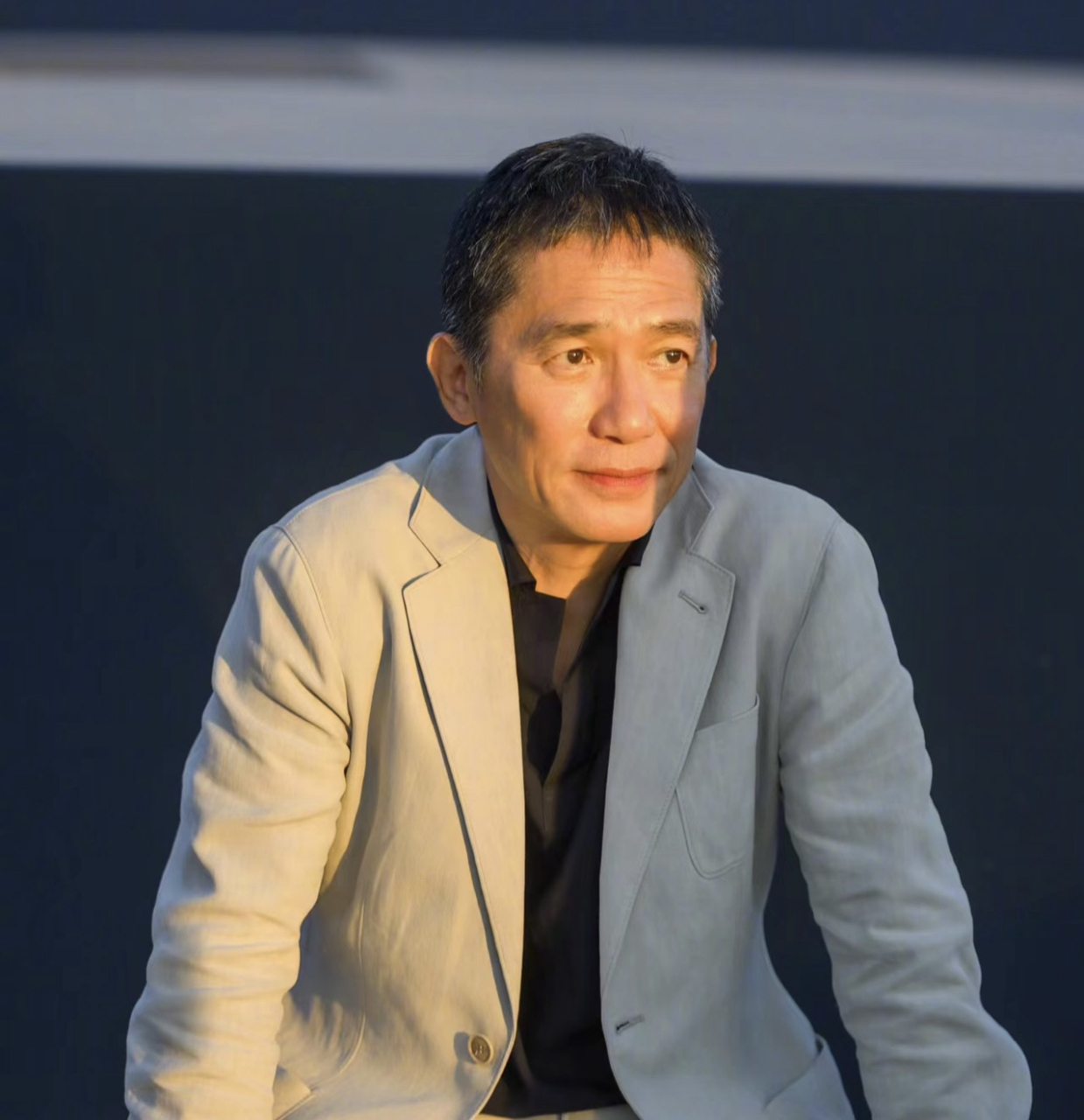 梁朝伟在威尼斯,虽然他已经年过60有了白发但笑容依旧羞涩眼神依然