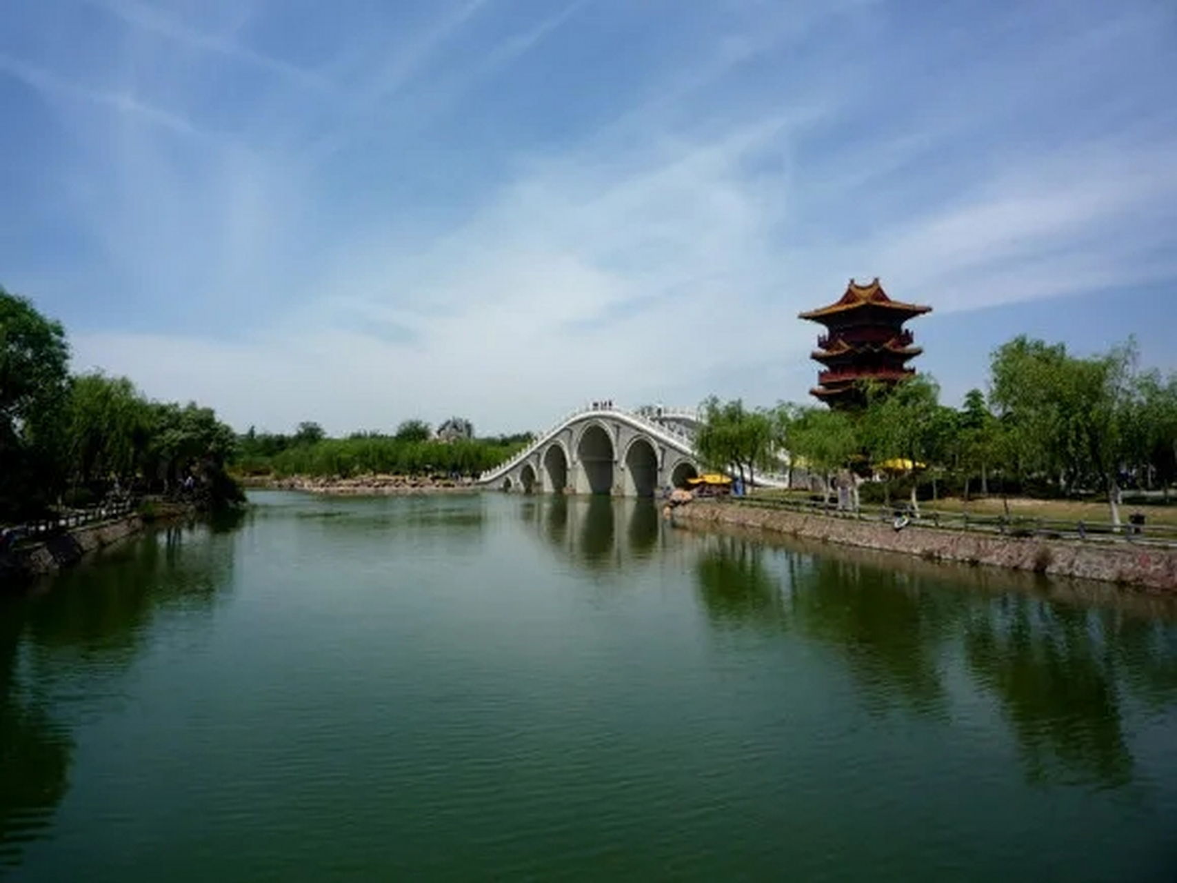 6000多亩的开封西湖水面辽阔,既有烟波缥缈的浩荡,又有端庄淑静的婉约