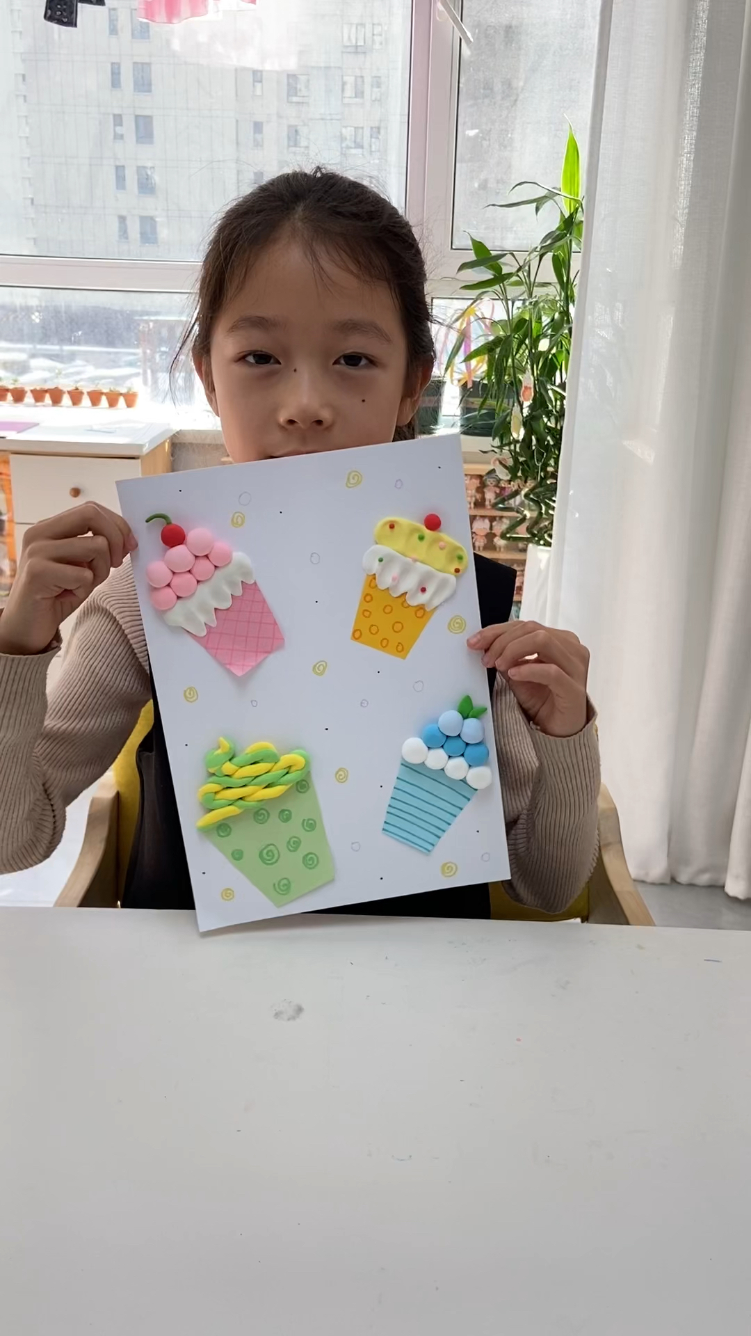 纸杯蛋糕粘土画