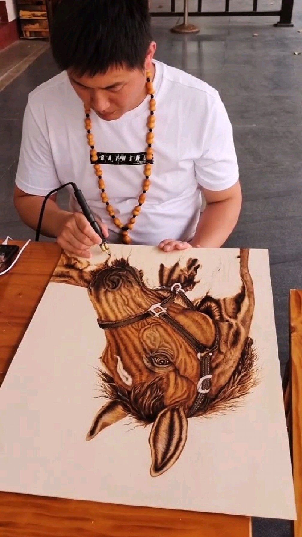 沂水县非物质文化遗产木板烙画《马到成功》制作烙画中需要掌握很多