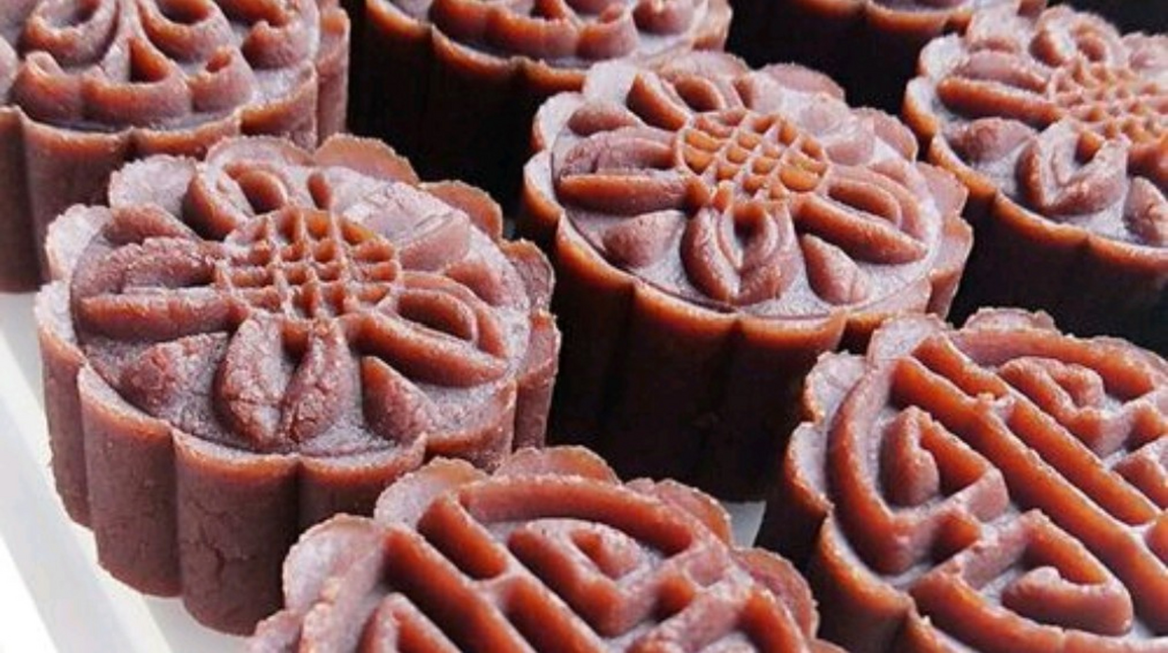 红豆糕是江南地区传统的特色点心,它以红豆为主要原料,经过加工而成.