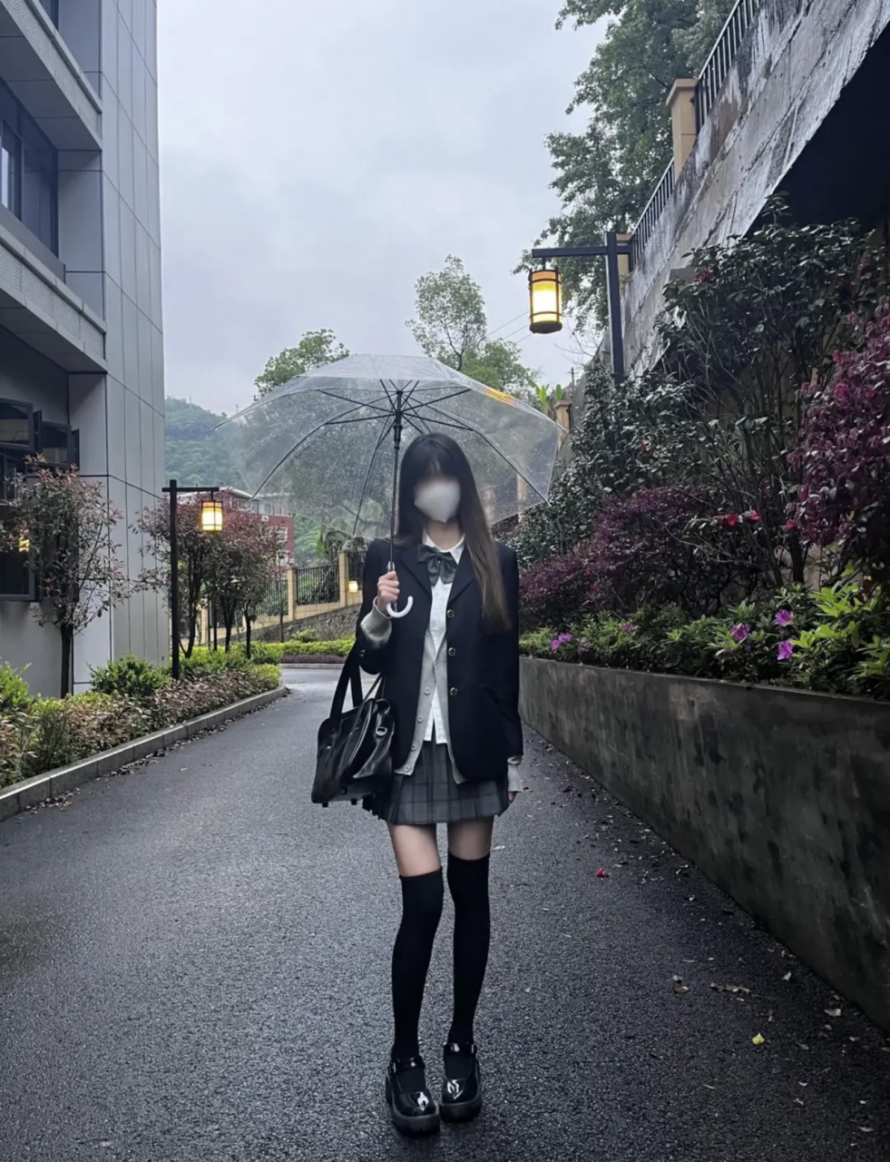 雨天撑伞格外有氛围感的jk制服美女