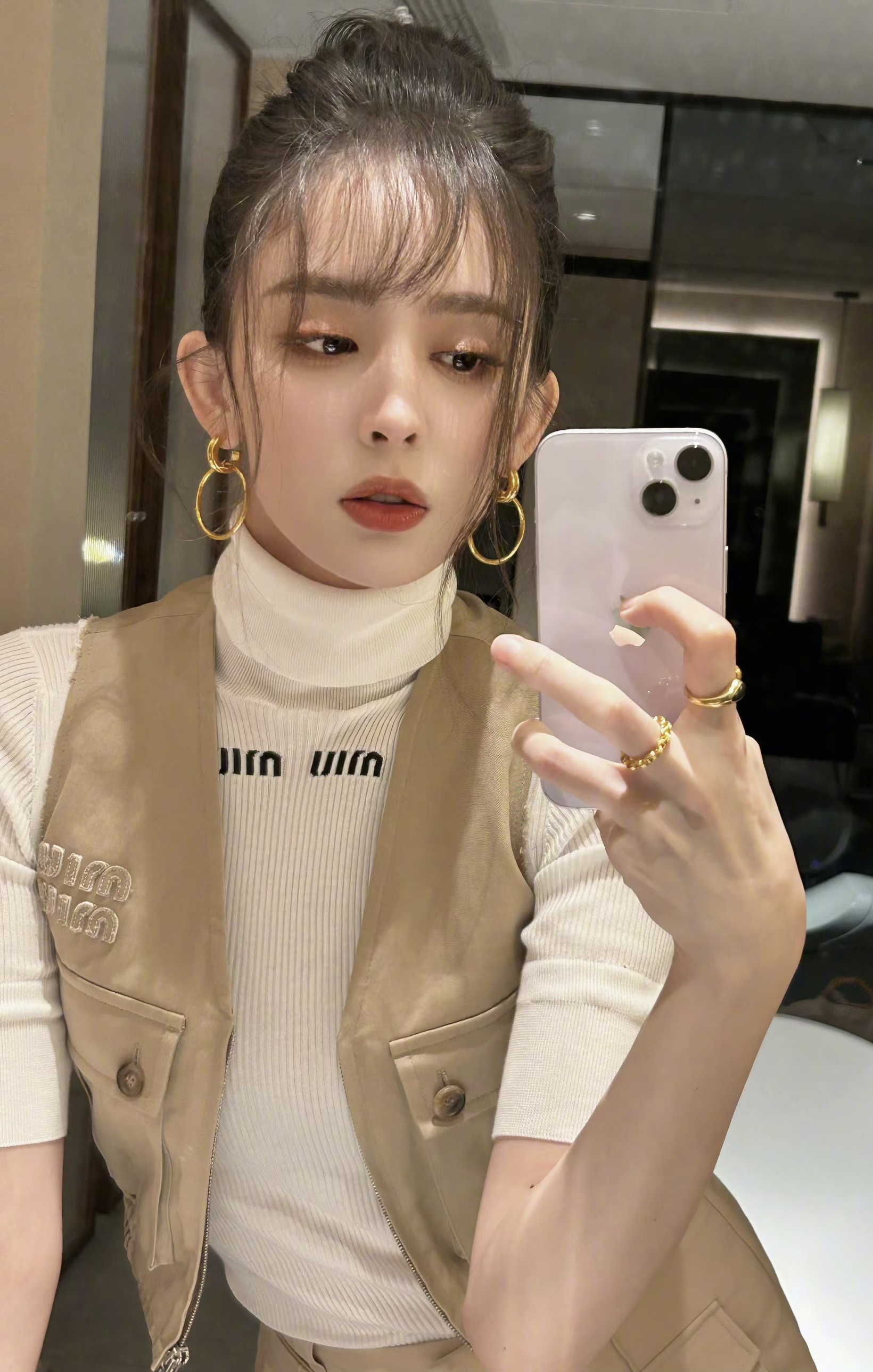 古力娜扎妆容精致,自拍好漂亮