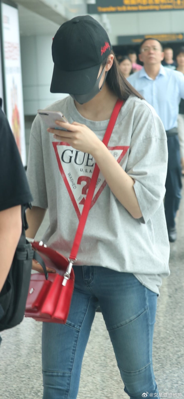 欧阳娜娜机场直拍 真的不会觉得尴尬么勒成这样 不难受?