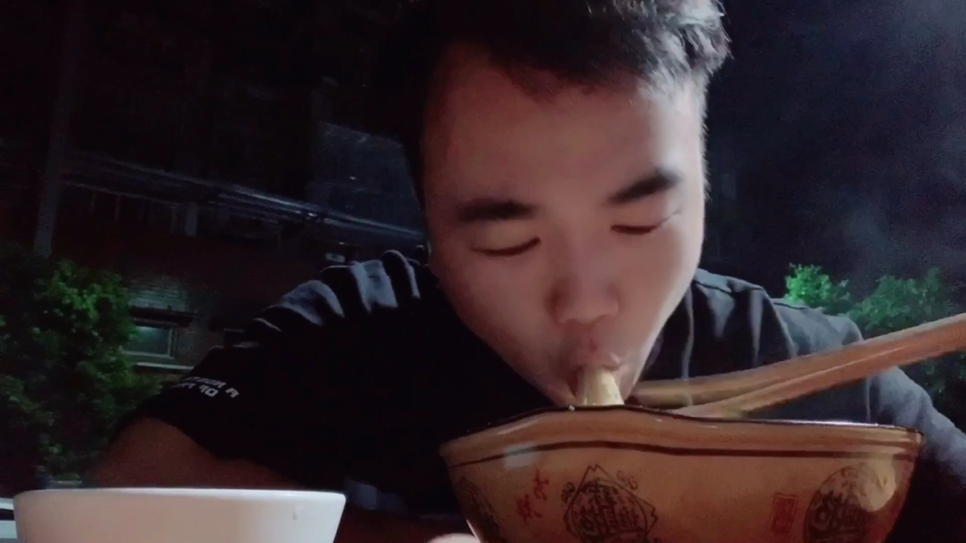 小伙摆摊,早上炸酱面搞一碗,重庆味道,巴适得很