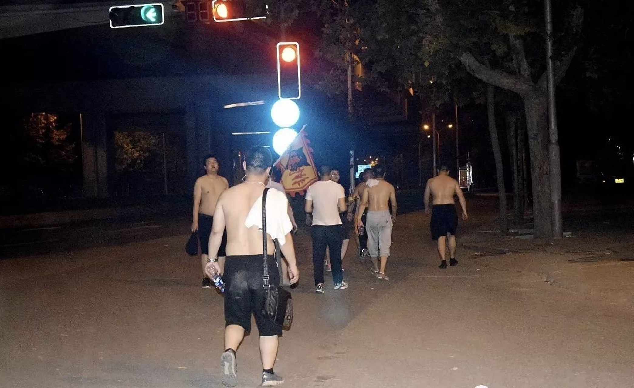 夏天到了,公公总是光着膀子走来走去的,我觉得非常尴尬.