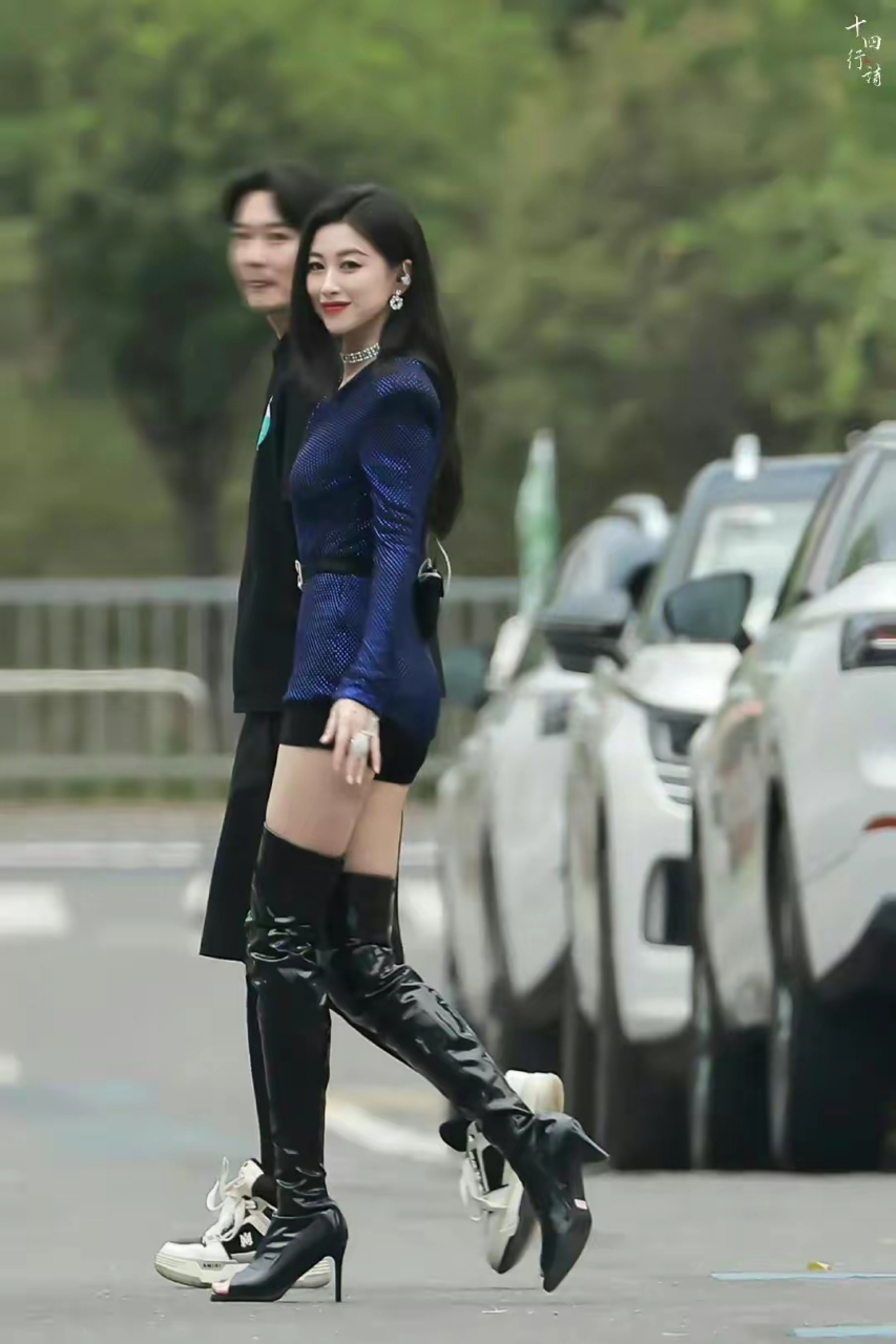 性感美女朱珠,告别乘风路透,这长靴,短裤,大长腿,真的爱了