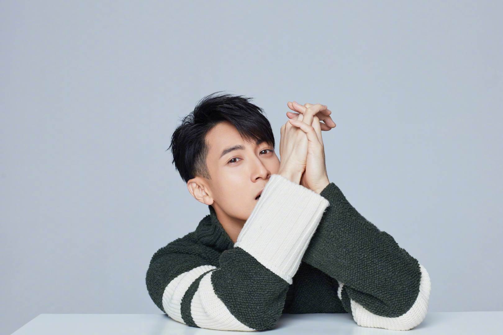 吴尊冬日写真,墨绿色毛衣搭配白裤子,帅气又温暖