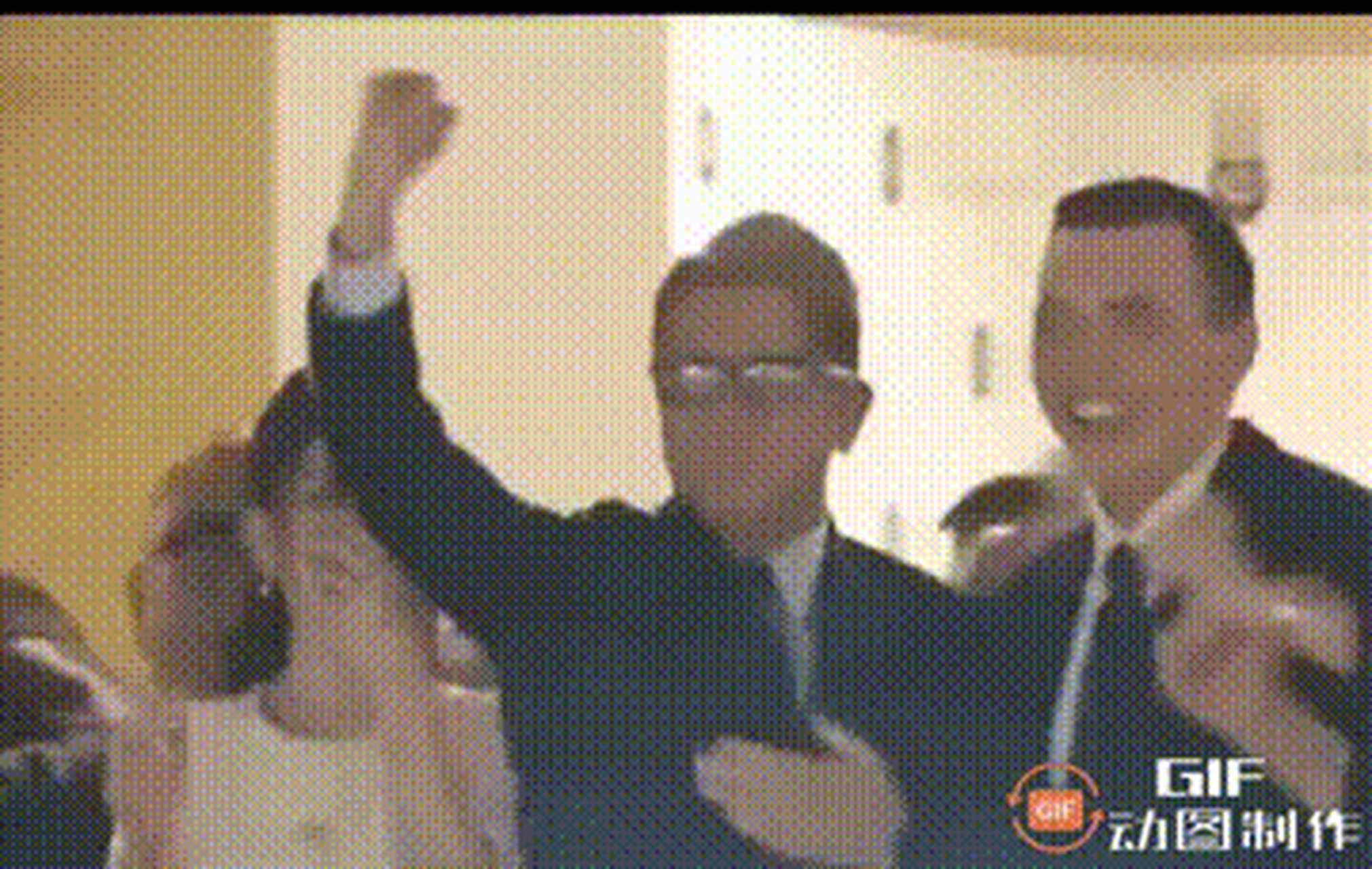 郭富城方媛牵手看赛马 6月14日,香港跑马地夜场,57岁的郭富城牵手方媛