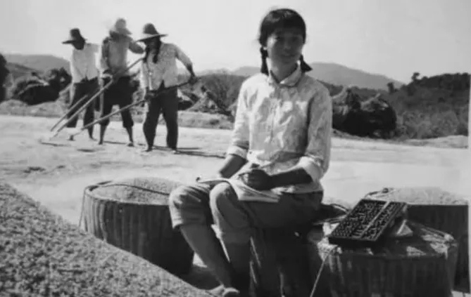 1974年,21岁的女知青,夜间独自去厕所,却神秘失踪.