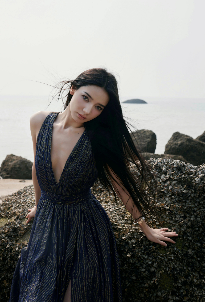 演员代斯光着脚丫拍摄写真集,2014年,代斯出演个人首部古装探案剧