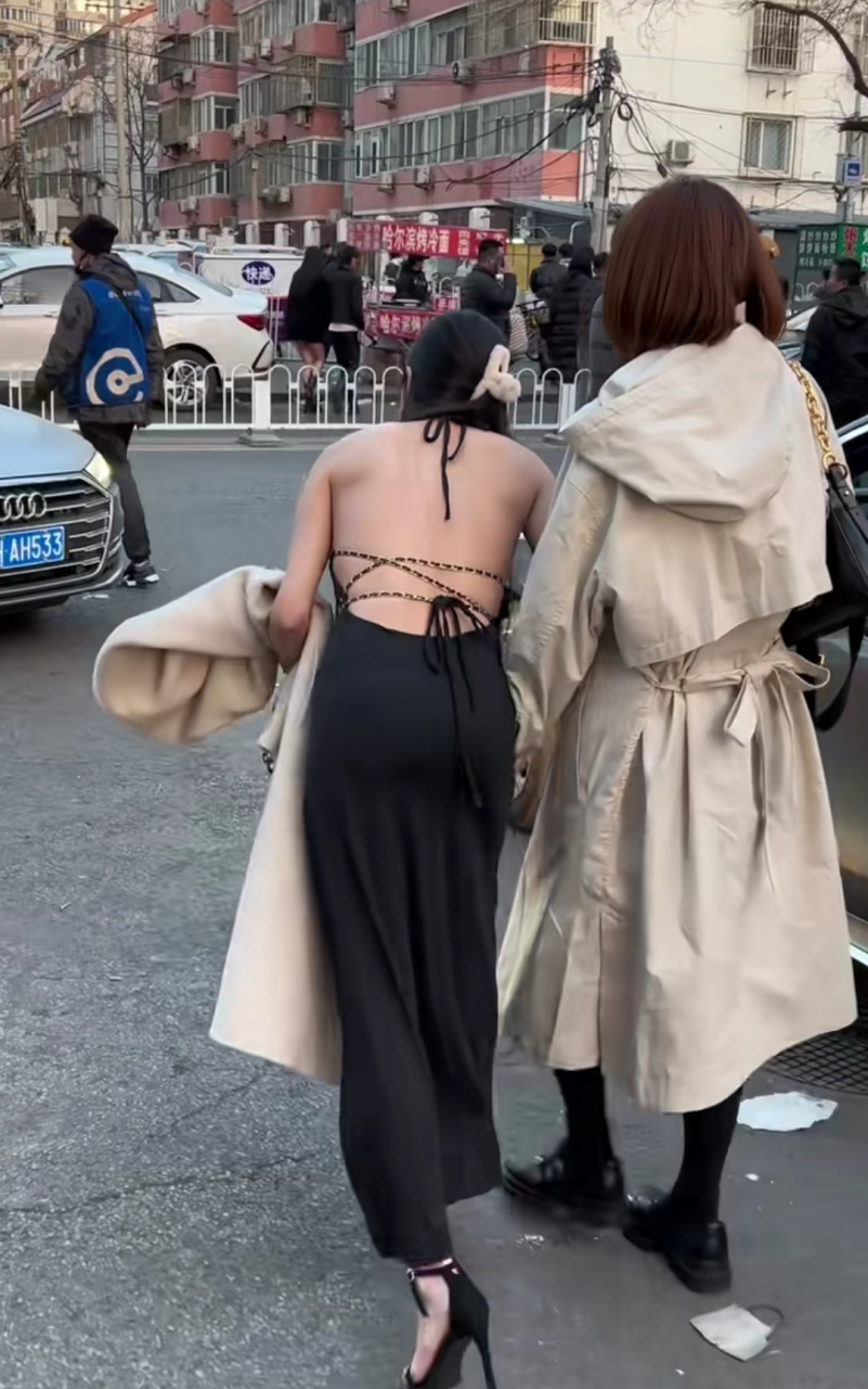 衣服放在手上都不穿,看来小姐姐是真的不会冷!