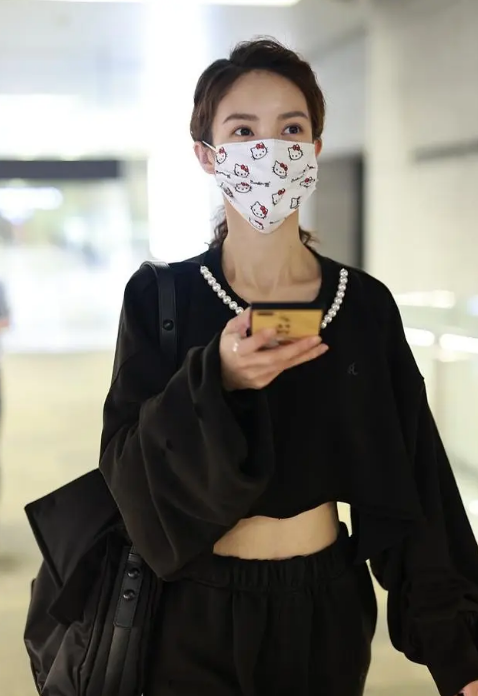 金晨结束微博之夜行程现身机场,向粉丝灿烂笑容打招呼