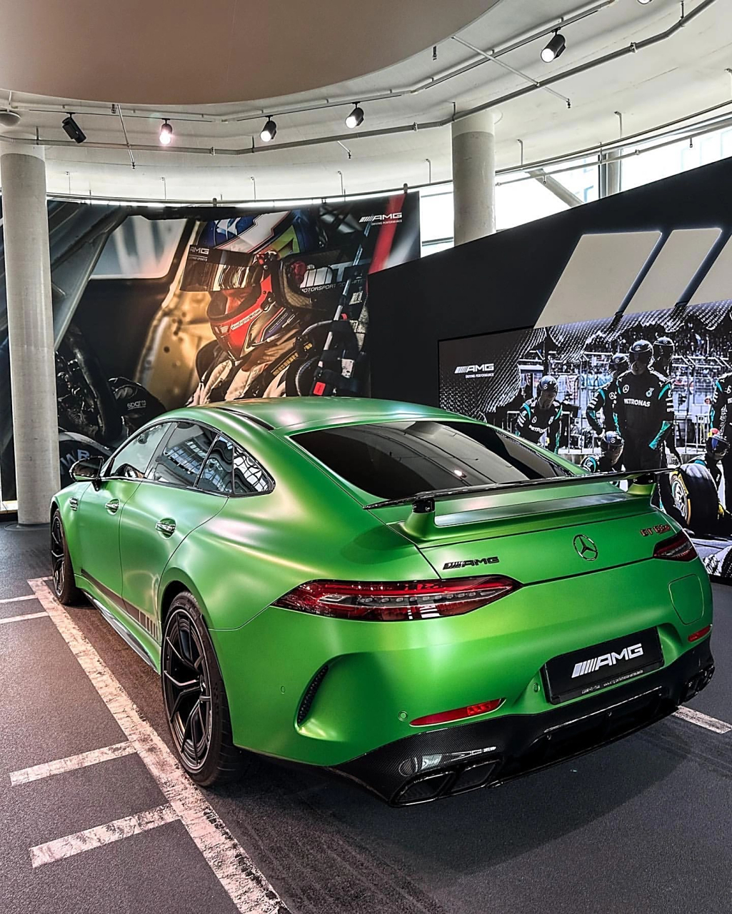 奔驰家族最速轿跑,恶魔绿的奔驰amg gt63s,假如给你300万,会不会选择