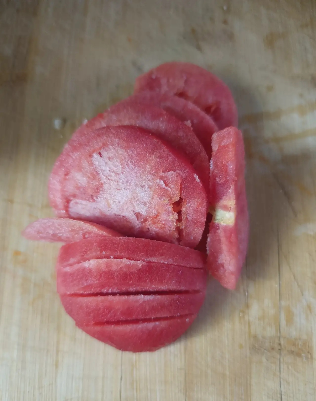 这就是冻过的西红柿,准备做粉汤,发现家里没有西红柿了,又难得下楼就